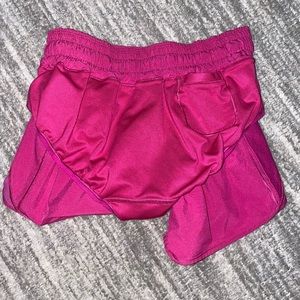 Size 2      2.5 length.      Lulu lemon shorts